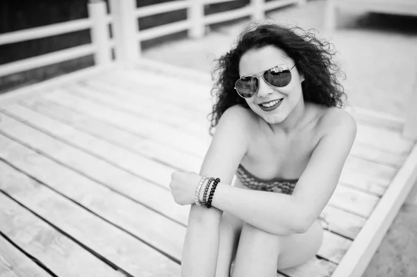 Güneş gözlüğü ile bikinili poz çekici bir kız portresi — Stok fotoğraf