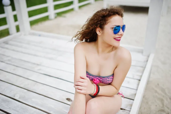 Retrato de uma menina atraente posando em biquíni com óculos de sol — Fotografia de Stock