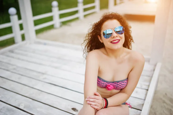 Porträt eines attraktiven Mädchens, das im Bikini mit Sonnenbrille posiert — Stockfoto