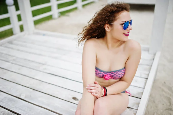 Portréja egy vonzó lány pózol, bikini, napszemüveg — Stock Fotó