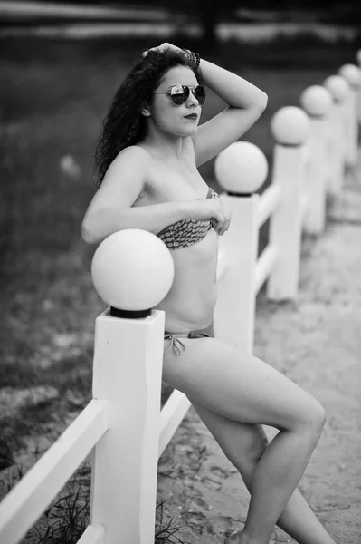 Pózol a kerítéshez, sungla a szép modell-portré — Stock Fotó