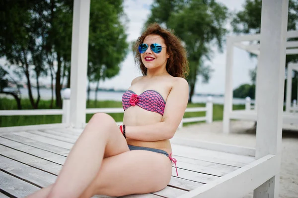 Retrato de uma menina atraente posando em biquíni com óculos de sol — Fotografia de Stock