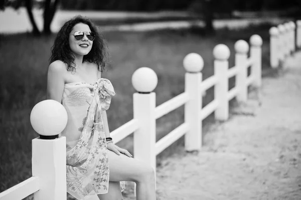 Sungla でフェンスに反対ポーズ美しいモデルの肖像 — ストック写真