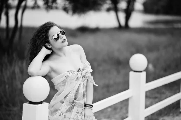 Sungla でフェンスに反対ポーズ美しいモデルの肖像 — ストック写真
