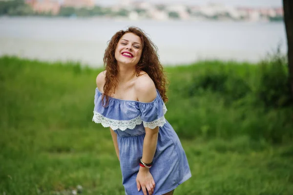 Retrato de uma menina fantástica se divertindo no parque ao lado t — Fotografia de Stock