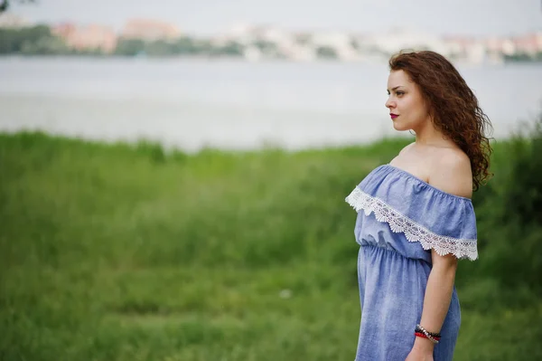 Portrait d'une jeune fille fantastique qui s'amuse dans le parc suivant t — Photo