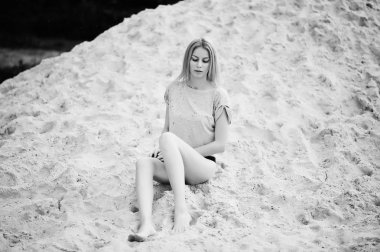 Güzel genç kız model kum sahilde poz portresi