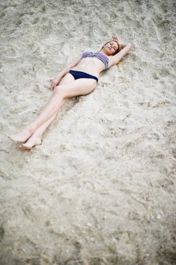 Güzel genç kız model kum sahilde poz portresi