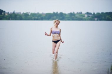 Ayakta ve poz güzel bikini modeli portresi 