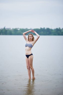 Ayakta ve poz güzel bikini modeli portresi 