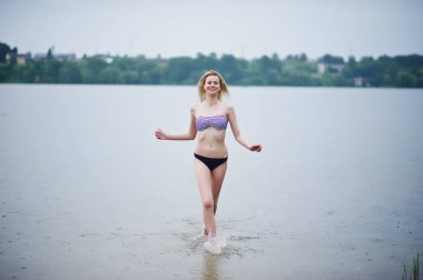 Ayakta ve poz güzel bikini modeli portresi 