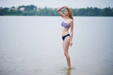 Ayakta ve poz güzel bikini modeli portresi 