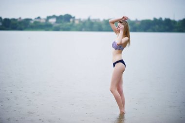 Ayakta ve poz güzel bikini modeli portresi 