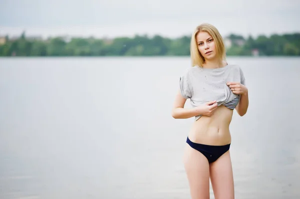 Porträt eines fantastisch aussehenden großen Modells, das ein T-Shirt trägt — Stockfoto