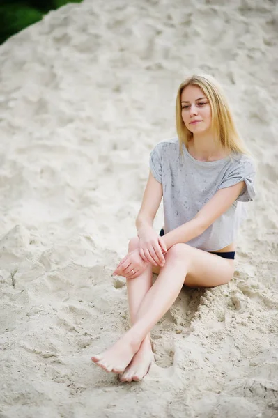 白砂のビーチでポーズ豪華な少女モデルの肖像 — ストック写真
