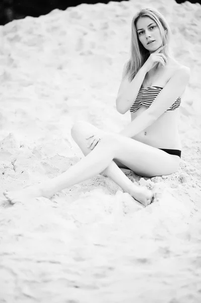 Portret przepiękny młoda dziewczyna modelu pozowanie na piaszczystej plaży — Zdjęcie stockowe