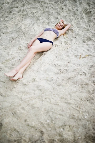 Retrato de una hermosa joven modelo posando en la playa de arena —  Fotos de Stock