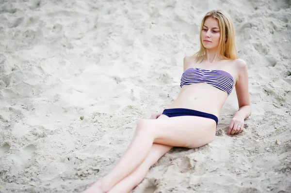 Portréja egy gyönyörű fiatal lány modell pózol a homokos strand — Stock Fotó