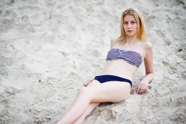 Retrato de uma linda jovem modelo posando na praia de areia — Fotografia de Stock