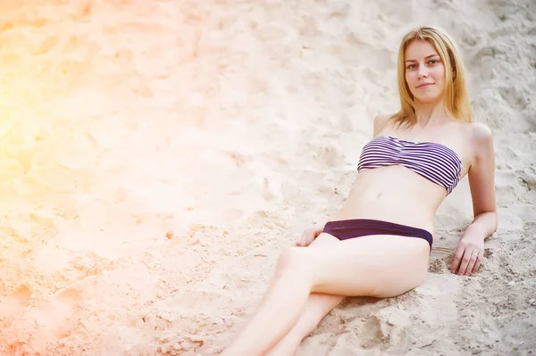 Ritratto di una splendida giovane modella in posa sulla spiaggia di sabbia — Foto Stock