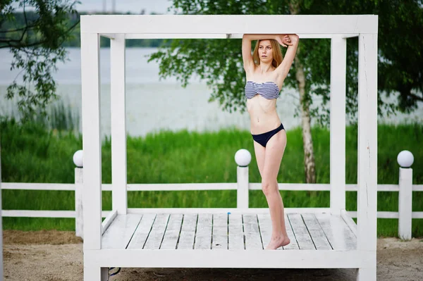 Retrato de uma bela menina modelo de pé e posando em um whi — Fotografia de Stock