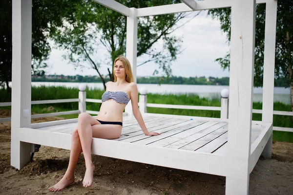 Porträt einer fabelhaften jungen Frau im Bikini sitzend und posierend — Stockfoto