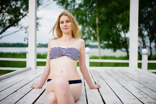 Retrato de una fabulosa joven en bikini sentada y posando —  Fotos de Stock