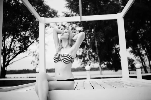 Portréja egy mesés fiatal nő a bikini ül, és pózol — Stock Fotó
