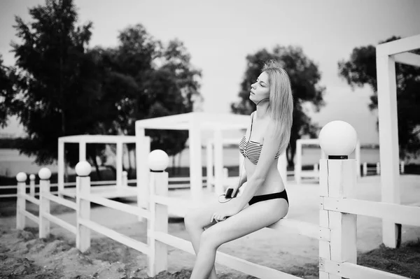 Bikini sonraki poz içinde çarpıcı bir genç kadın modeli portresi — Stok fotoğraf