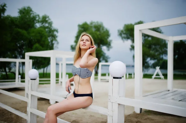 A lenyűgöző fiatal női modell-ban bikini kérdésekkel zavarba hozó következő portréja — Stock Fotó