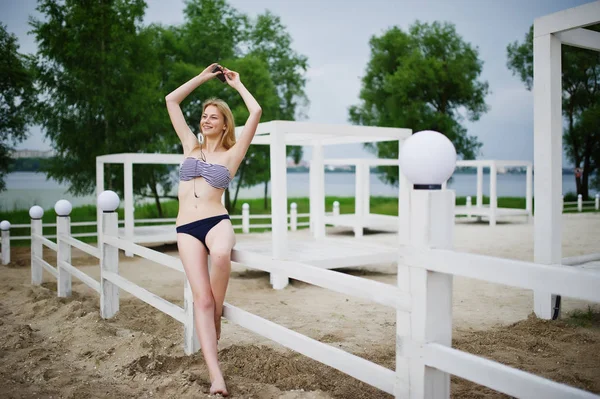 A lenyűgöző fiatal női modell-ban bikini kérdésekkel zavarba hozó következő portréja — Stock Fotó