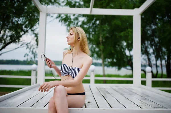 Retrato de uma jovem fabulosa de biquíni sentado e posando — Fotografia de Stock