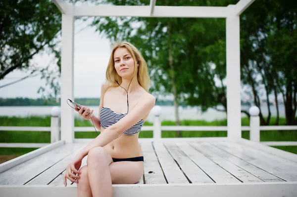 Ritratto di una giovane donna favolosa in bikini seduta e in posa — Foto Stock
