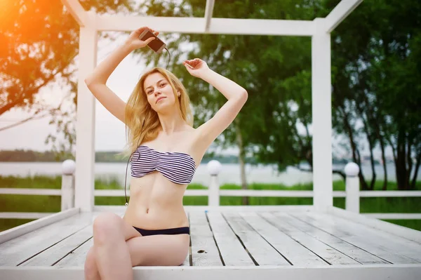 Porträt einer fabelhaften jungen Frau im Bikini sitzend und posierend — Stockfoto