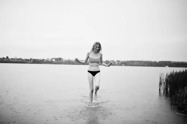 Portretul unui model frumos de bikini în picioare și pozând în — Fotografie, imagine de stoc