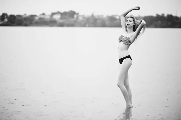 Retrato de una hermosa modelo de bikini de pie y posando en el —  Fotos de Stock