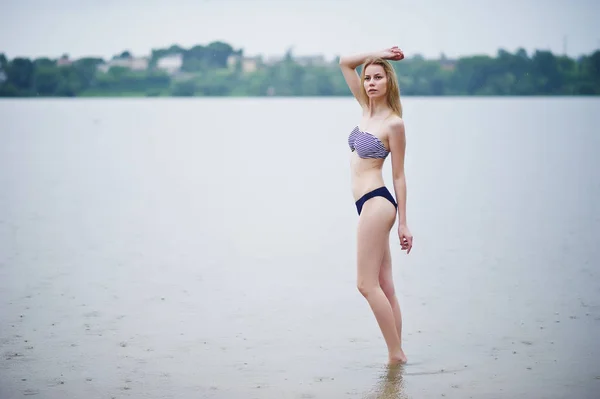Porträt eines wunderschönen Bikini-Modells, das in der — Stockfoto