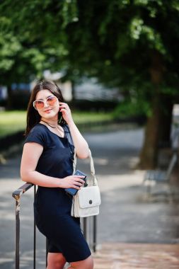 Siyah elbise, güneş gözlüğü h üzerinden müzik dinlemek, esmer kız