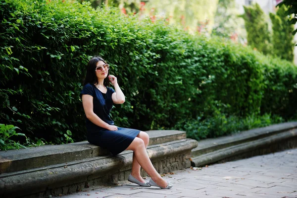 Brunette business girl at black dress on sunglasses sitting at b — Stock Photo, Image