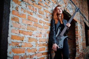 Kırmızı saçlı punk kız giyim siyah ile abadoned, bas gitar 