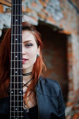 Kırmızı saçlı punk kız giyim siyah ile abadoned, bas gitar 