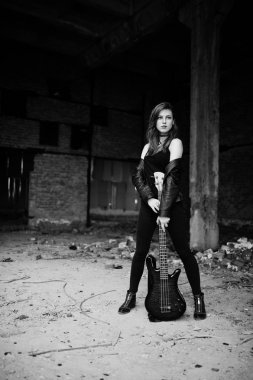 Kırmızı saçlı punk kız giyim siyah ile abadoned, bas gitar 