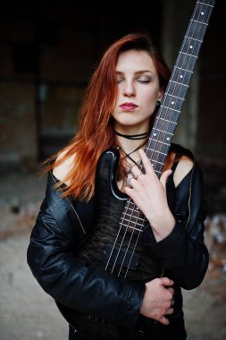 Kırmızı saçlı punk kız giyim siyah ile abadoned, bas gitar 