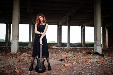 Kırmızı saçlı punk kız giyim siyah ile abadoned, bas gitar 