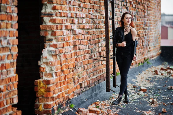 Ruivo punk menina desgaste no preto no telhado contra tijolo wal — Fotografia de Stock