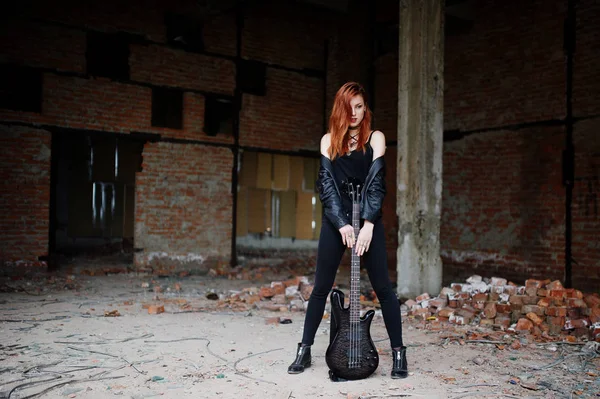 Ruivo punk menina desgaste no preto com baixo na abadoned — Fotografia de Stock