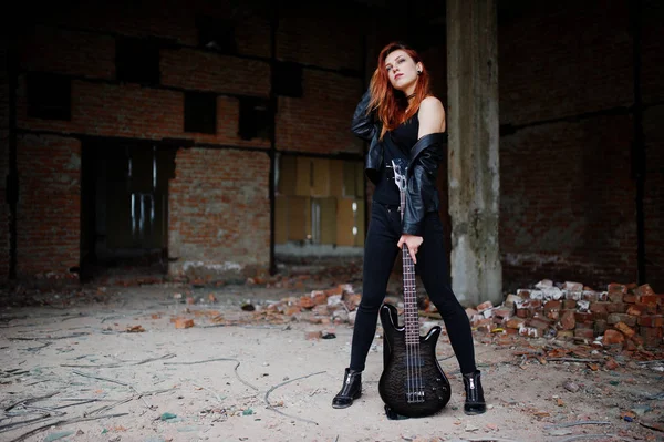 Rojo chica punk pelo desgaste en negro con bajo guitarra en abadoned — Foto de Stock