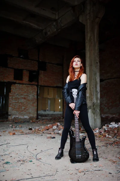 Rothaarige Punk-Mädchen tragen auf schwarz mit Bassgitarre bei abadoned — Stockfoto