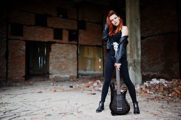 Rothaarige Punk-Mädchen tragen auf schwarz mit Bassgitarre bei abadoned — Stockfoto