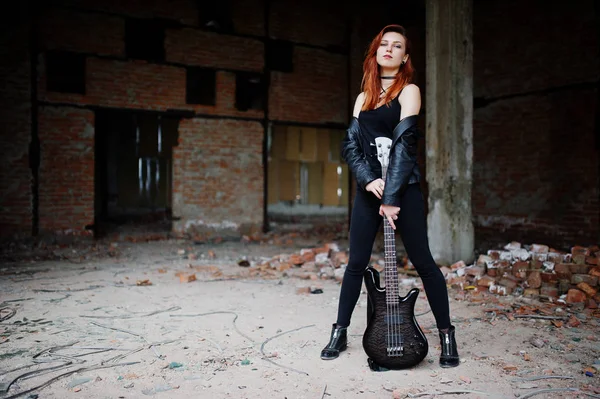 Rojo chica punk pelo desgaste en negro con bajo guitarra en abadoned —  Fotos de Stock